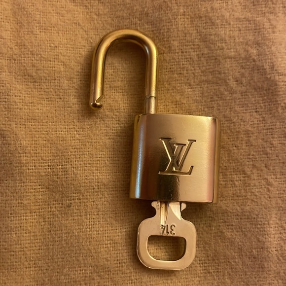 Louis Vuitton Lock and Key - Picture 5 of 6